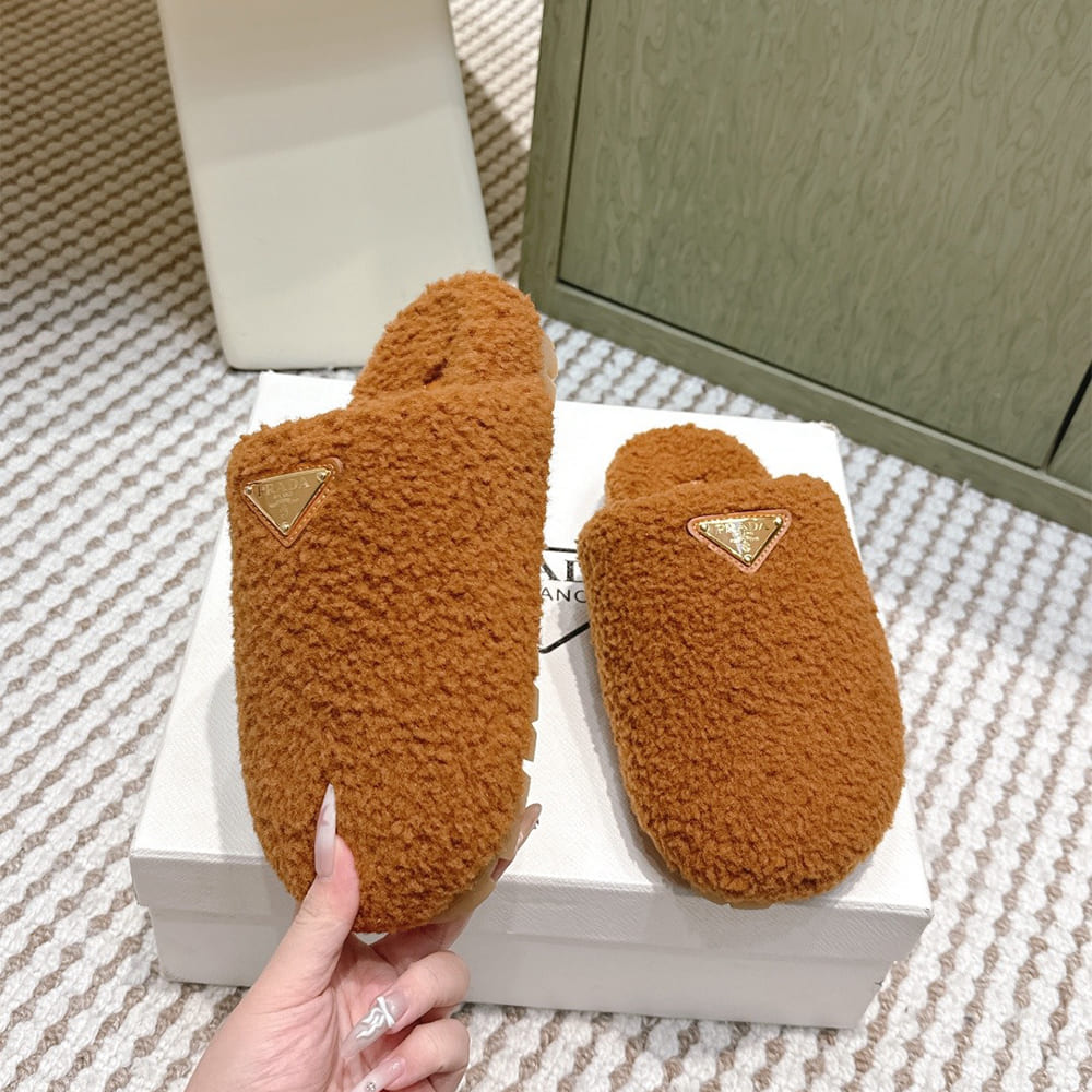 Pra*a Slippers