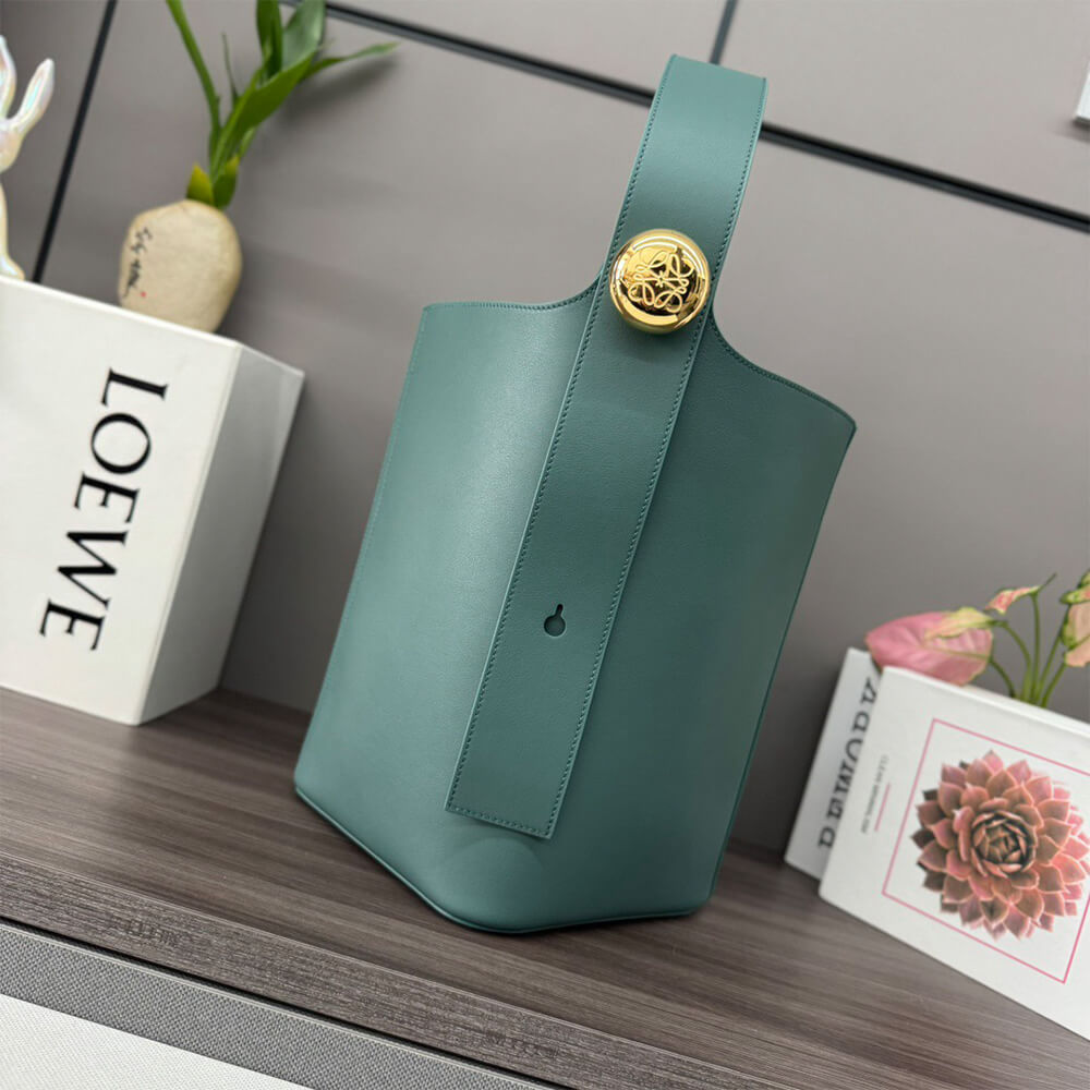 L0ew* Medium Pebble bucket in smooth calfskin(high-end grade)